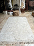 Moroccan BENI OUARAIN rug BO137 - 240 x 162 cm/ 7.8 x 5.3 FT